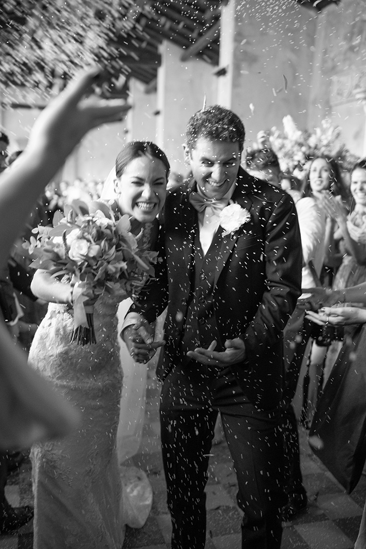 matrimonio la coppia nel momento del lancio del riso che sorride felice