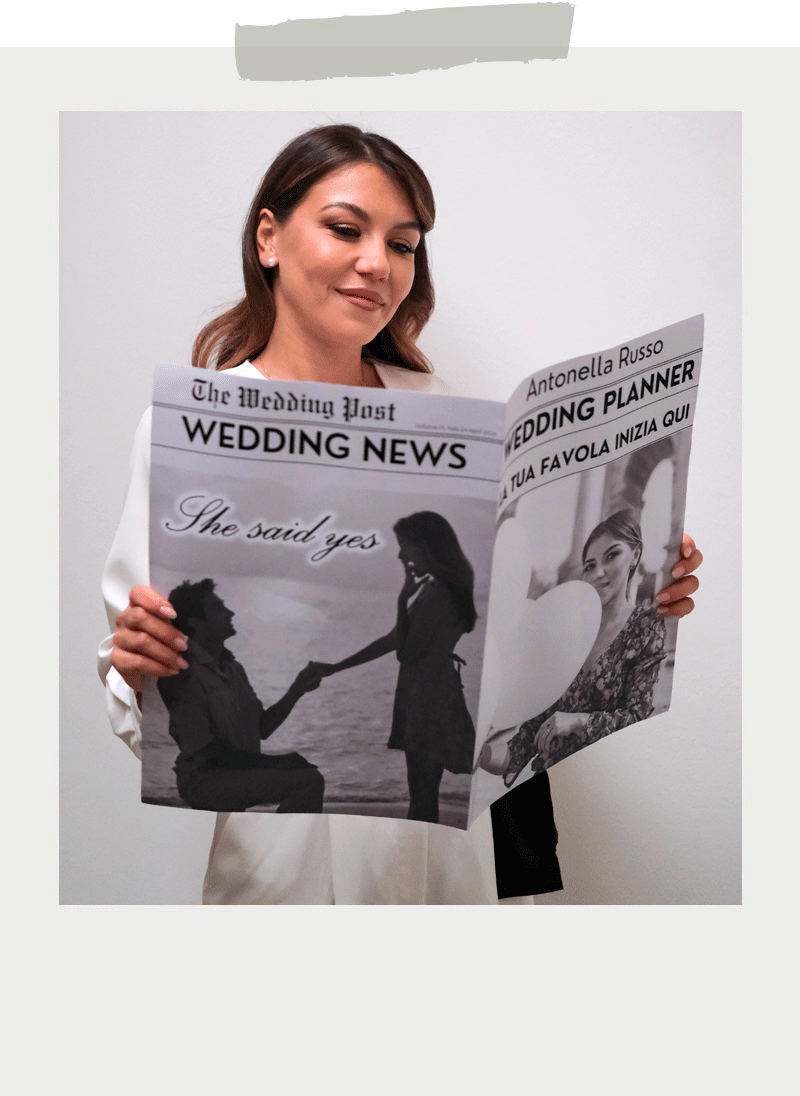 wedding planner con in mano un giornale