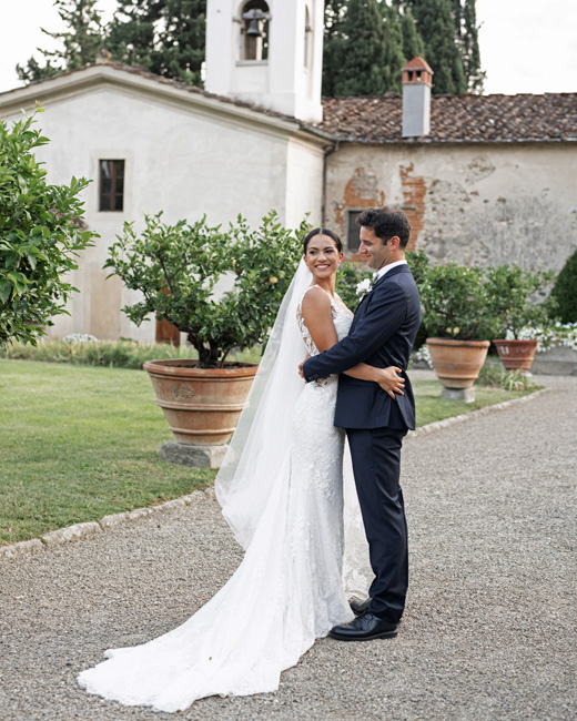 coppia di sposi che si abbraccia a villa pazzi al parugiano